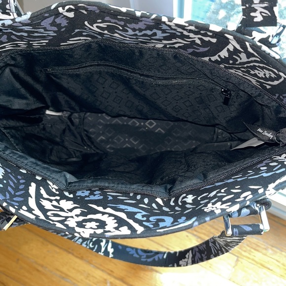 Vera Bradley Glenna black and white floral bag. NWT. - Picture 6 of 8